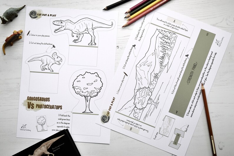 Op de afbeelding: Een zwart-witte printbare knip- en speelactiviteit met een Gorgosaurus- en een Protoceratops-dinosaurus, een boom en een berglandschap. De instructies zijn om de speelstukken in te kleuren, langs de stippellijnen te knippen en de flappen terug te vouwen om de speelstukken rechtop te laten staan.