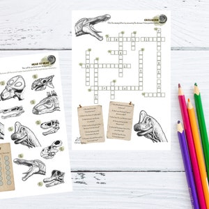 Op de afbeelding: Een printbaar dinosaurus-thema activiteitenblad met een kruiswoordpuzzel, een "Kop aan Kop"-matchspel en een "Wie ben ik?"-raadspel. Het blad is gedrukt op een lichtbruine achtergrond met zwarte inkt.