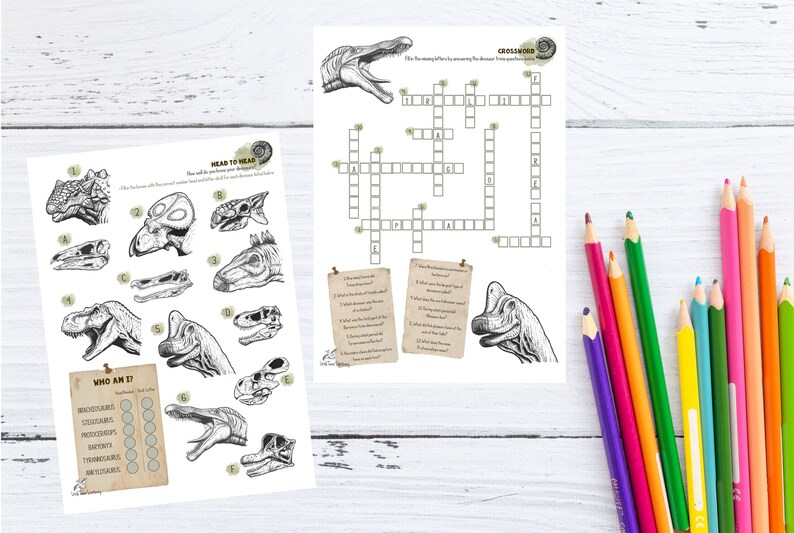 Op de afbeelding: Een printbaar dinosaurus-thema activiteitenblad met een kruiswoordpuzzel, een "Kop aan Kop"-matchspel en een "Wie ben ik?"-raadspel. Het blad is gedrukt op een lichtbruine achtergrond met zwarte inkt.