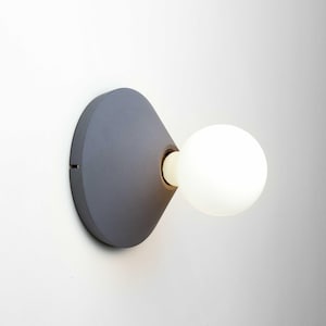 Minimalistische Beleuchtung | ADA Deckenlampe und Wandleuchte in Violet Blau Beton | Kräftige Bunte Beton Scheiben Lampe