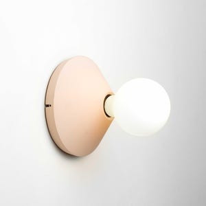 Minimalistische Beleuchtung | ADA Deckenlampe und Wandleuchte in Peach Pink Beton | Gewagte Lampe für farbenfrohes Interieur