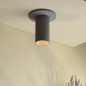 Lámpara de colores – Foco de techo de hormigón con placa de cubierta – Lámpara cilíndrica minimalista CROMIA imagen 2