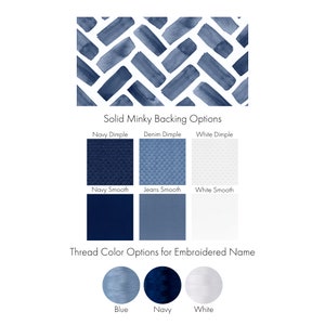 K&ouml;nnte beinhalten: Das Bild zeigt Optionen f&uuml;r Babydecken oder &auml;hnliche Artikel. Es zeigt ein Aquarellmuster in Marineblau sowie verschiedene Minky-R&uuml;ckseitenoptionen in Marine, Denim und Wei&szlig;, sowohl mit Noppen als auch glatt. Auch Garnfarboptionen: Blau, Marine und Wei&szlig;.