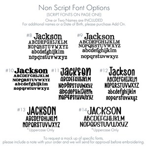 K&ouml;nnte beinhalten: Eine wei&szlig;e Seite zeigt Nicht-Script-Schriftoptionen zur Personalisierung. Der Text enth&auml;lt den Namen "Jackson" in verschiedenen Schriftarten sowie Gro&szlig;- und Kleinbuchstaben. Zus&auml;tzlicher Text erkl&auml;rt die Optionen.