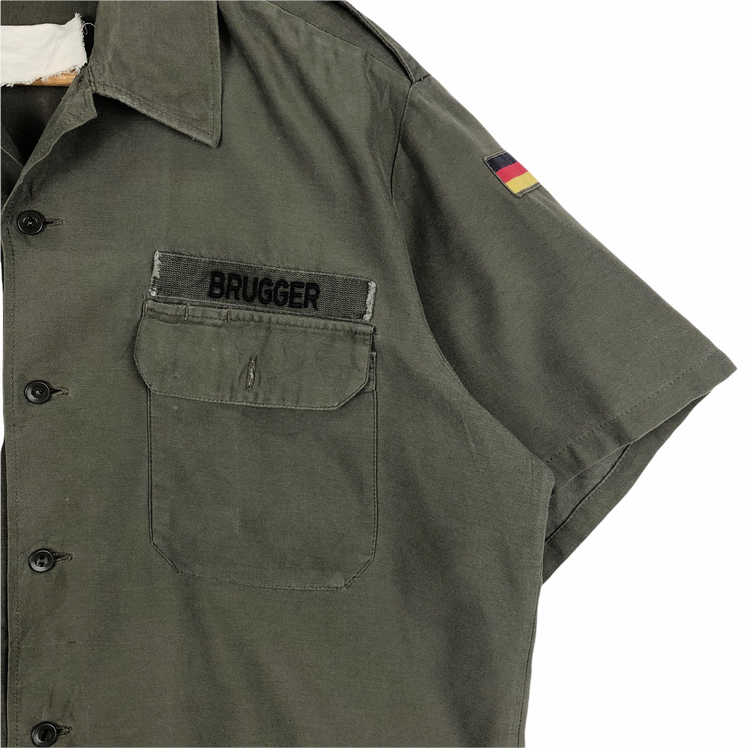 ヴィンテージドイツ軍シャツ：カーキ色のミリタリーフィールド 