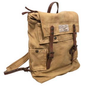 以下が含まれることがあります： 茶色の革のストラップとアクセントが付いた、タン色のキャンバスバックパック。 バックパックには複数のポケット、フラップクロージャー、上部ハンドルが付いています。 前面のラベルには「Armed Forces, Made in USA」と書かれています。