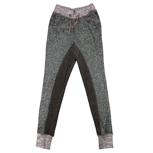 Può includere: Pantaloni da jogging con motivo a pied-de-poule, vita e polsini grigi con coulisse. I pantaloni presentano un pannello grigio scuro sul davanti. Questi comodi pantaloni da jogging sono ideali per l'uso quotidiano.