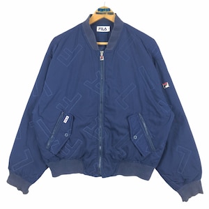 Puede incluir: Chaqueta bomber Fila azul marino con cierre de cremallera completo, dos bolsillos delanteros y cuello y puños de canalé. La chaqueta presenta un patrón de costura repetido y el logotipo de Fila en el pecho y la manga.