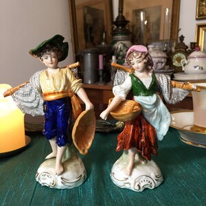 Figurines representing a fishing couple