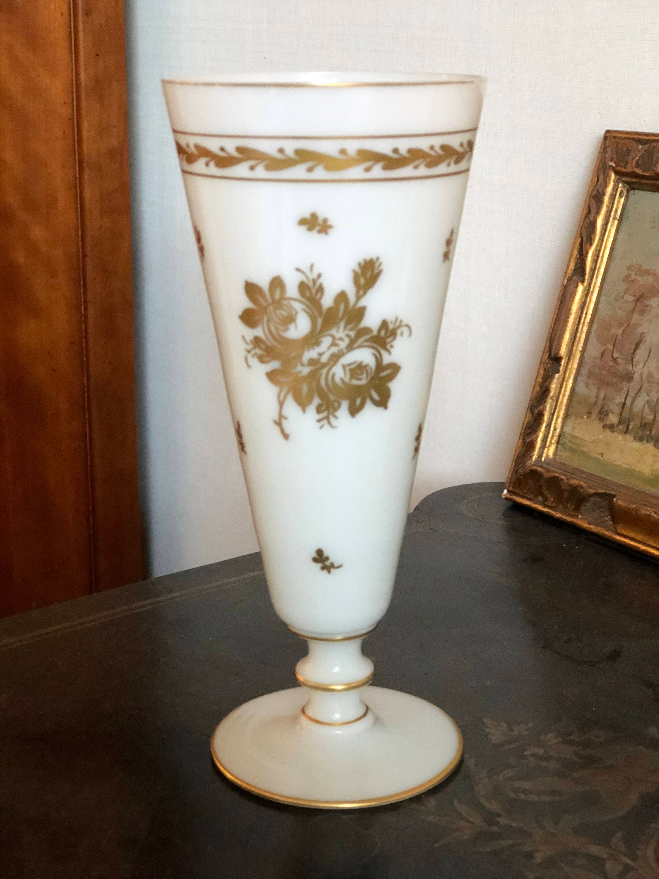 Vase Opaline à Décor Floral Doré