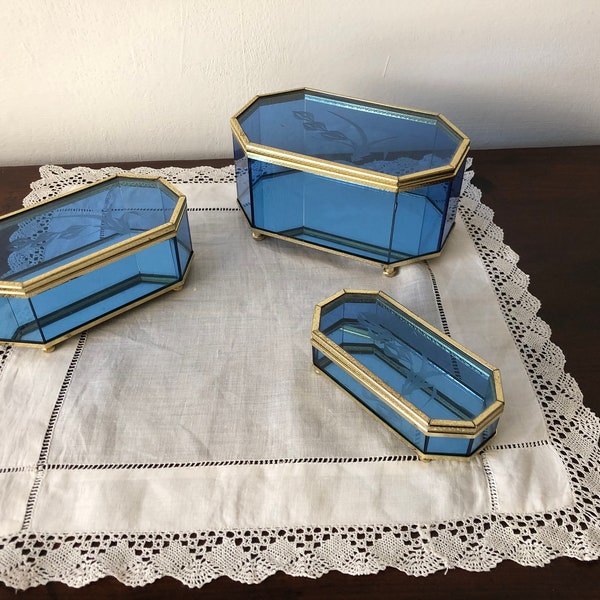 Set de trois boîtes gigognes en verre bleu gravé