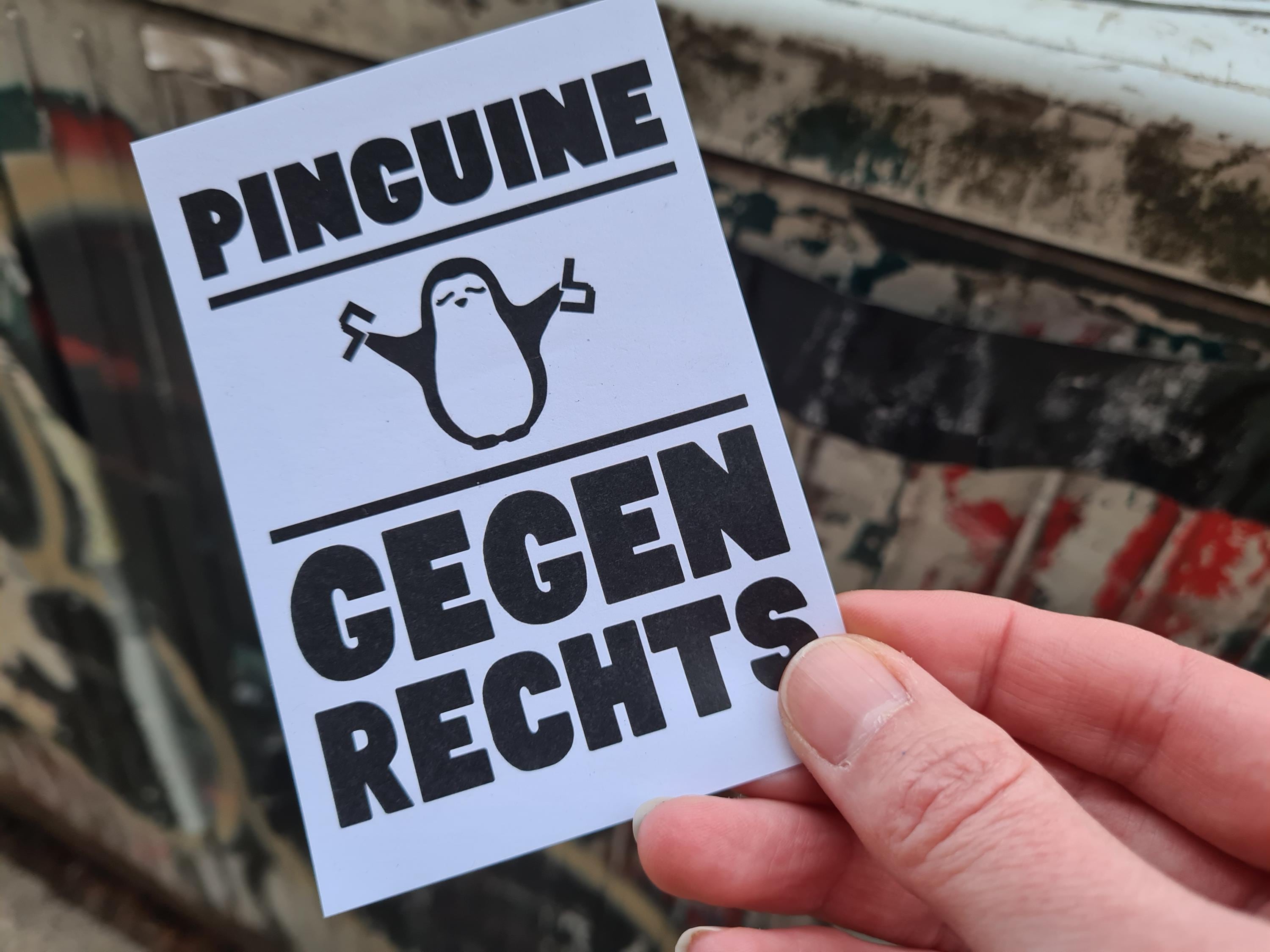 Aufkleber 'Ideologie Macht Nicht Satt' | 10x10 Cm, Weiß Glänzend, Aus Vinyl – Für Laptop, Auto, Möbel