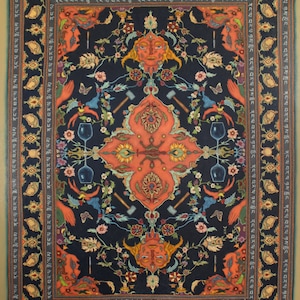 Pode incluir: Um tapete com um design intrincado, com um fundo azul escuro e um motivo floral laranja central. O tapete apresenta rostos estilizados, mãos, borboletas e taças de vinho, com uma borda de padrões e texto repetidos.