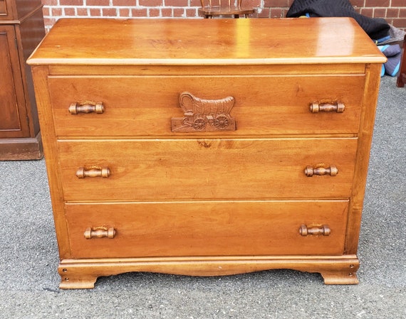 Vintage 1950s Maple Bedroom 3 Drawer Dresser W Carved Wagon