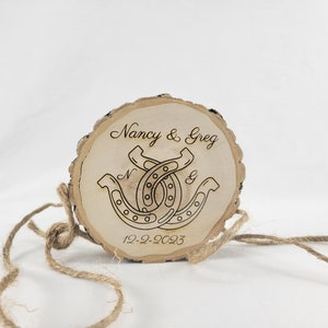Centro de mesa personalizado con rodajas de madera de herradura: decoración rústica para bodas