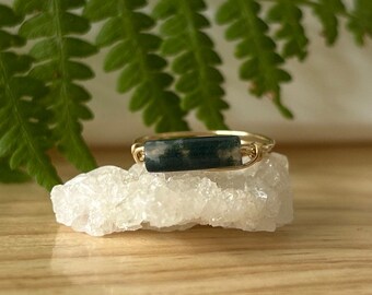 Anillo de barra de ágata musgosa: Joyería personalizada de cristal con baño de oro de 14 quilates, acero inoxidable o latón.