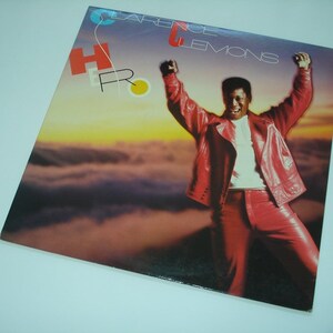 Pu&ograve; includere: Copertina di un album in vinile con Clarence Clemons in abito di pelle rossa con le braccia alzate. L'album si intitola "Hero". Lo sfondo mostra un tramonto sulle nuvole. La copertina dell'album presenta il testo "Clarence Clemons" e "Hero".