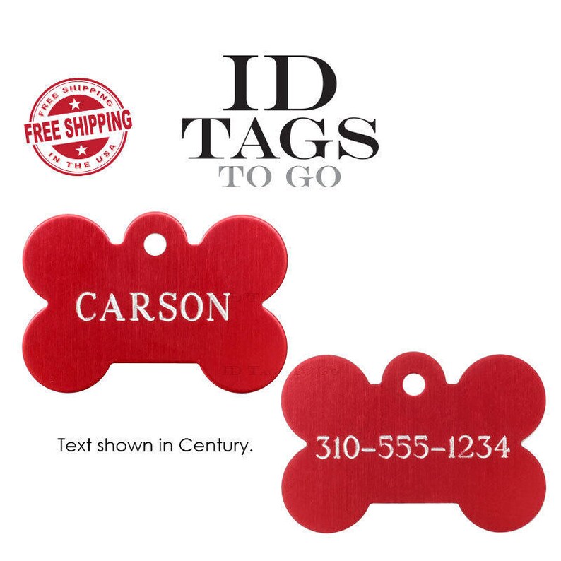 Puede incluir: Dos etiquetas de identificaci&oacute;n para perros de hueso rojo con texto blanco. La etiqueta superior dice "CARSON" y la etiqueta inferior dice "310-555-1234".