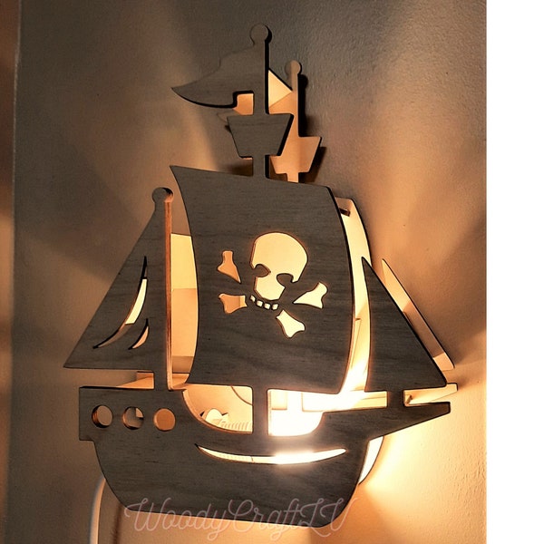 Éclairage de chambre d'enfant en bois pirate. Veilleuse en bois. Décoration de chambre d'enfant. Cadeau de baby shower. Lumière sur le thème du bateau pirate