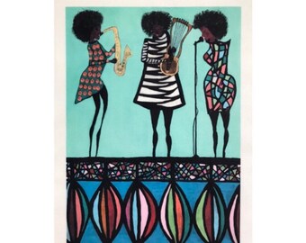 Pode incluir: Uma pintura de três mulheres tocando instrumentos musicais. A mulher à esquerda está tocando saxofone, a mulher do meio está tocando harpa e a mulher à direita está cantando em um microfone. As mulheres estão todas vestindo vestidos coloridos e têm penteados afro. O fundo é azul turquesa com uma borda de padrão preto e branco.