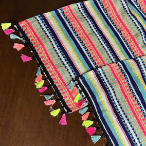 Camino de mesa a rayas: algodón jacquard colorido con borlas