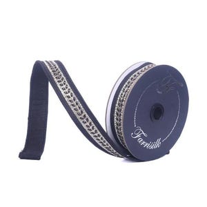 Peut inclure: Bobine de ruban bleu marine avec un motif de feuilles argent&eacute;es et noires sur les bords. La bobine a une bande blanche et le texte "Farrisilk". Le ruban d&eacute;roul&eacute; r&eacute;v&egrave;le le motif d&eacute;taill&eacute;. Id&eacute;al pour les travaux manuels.