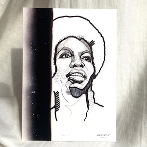 Impression d'art carte postale A6 Nina Simone - Mini oeuvre d'art sur l'histoire des noirs - Illustration de portrait dessiné à la main - Impression à l'encre icône de la musique jazz