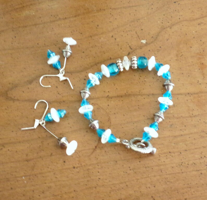 white /& clear glass Brilliant aqua silver tone metal beads 18 necklace 7 12 bracelet pierced earrings Vintage blue Art glass parure