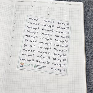Peut inclure: Une feuille d'autocollants de planificateur blancs avec les dates d'août, dans une police manuscrite. Les autocollants sont placés sur un carnet ouvert avec un motif quadrillé. Le logo Sweet Tea Sticker Co. est visible.
