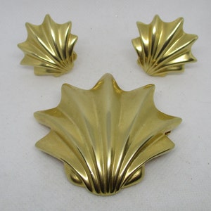 Les Bernard Brooch And Les Bernard Clip On Earring Set Matte Finish Gold Tone Metal Seashell Design Seashell Brooch Seashell Earrings