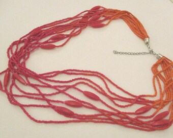 Collar de cuentas de vidrio naranja de varias vueltas: detalle de lucita vintage