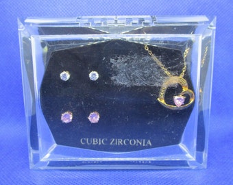 Conjunto de collar y pendientes con colgante de corazón vintage de circonita cúbica - Caja de regalo de acrílico