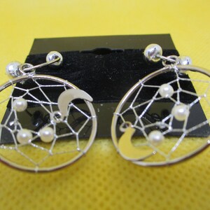 Pendientes vintage de atrapasueños en tarjeta original Pendientes de atrapasueños en tono plateado con perlas de imitación Pendientes de atrapasueños plateados