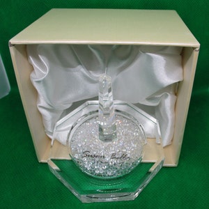 Porta-anel de cristal OLEG CASSINI em caixa original com inserção de papel Porta-anel Oleg Cassini com strass de cristal e caixa de papelão acetinado para noivado