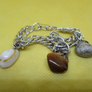 Pulseira Vintage com Charms: Corrente Prateada com Olho de Tigre, Mármore e Concha