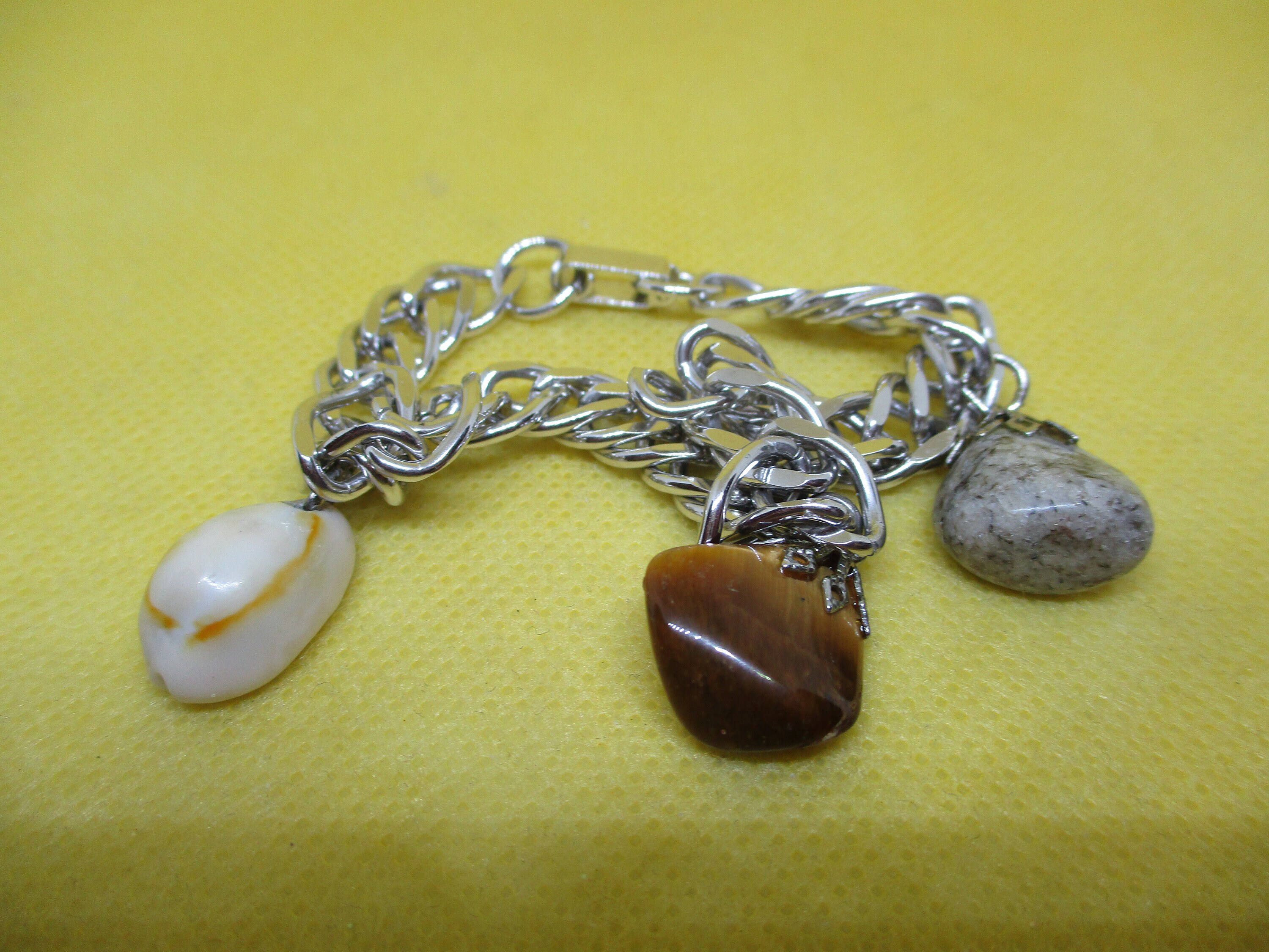 ヴィンテージチャームブレスレット：タイガーアイ、大理石、貝殻の