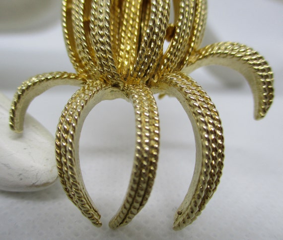 LEDO BROOCH 1963 Textured Rope Design Flower Gold… - image 6