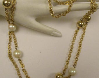Puede incluir: Un collar de cadena de oro con una doble cadena y bolas de oro y perlas blancas alternas.