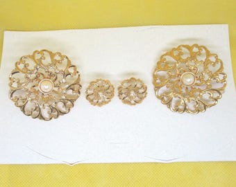 Set di spilla in filigrana color oro e orecchini di perle vintage Avon