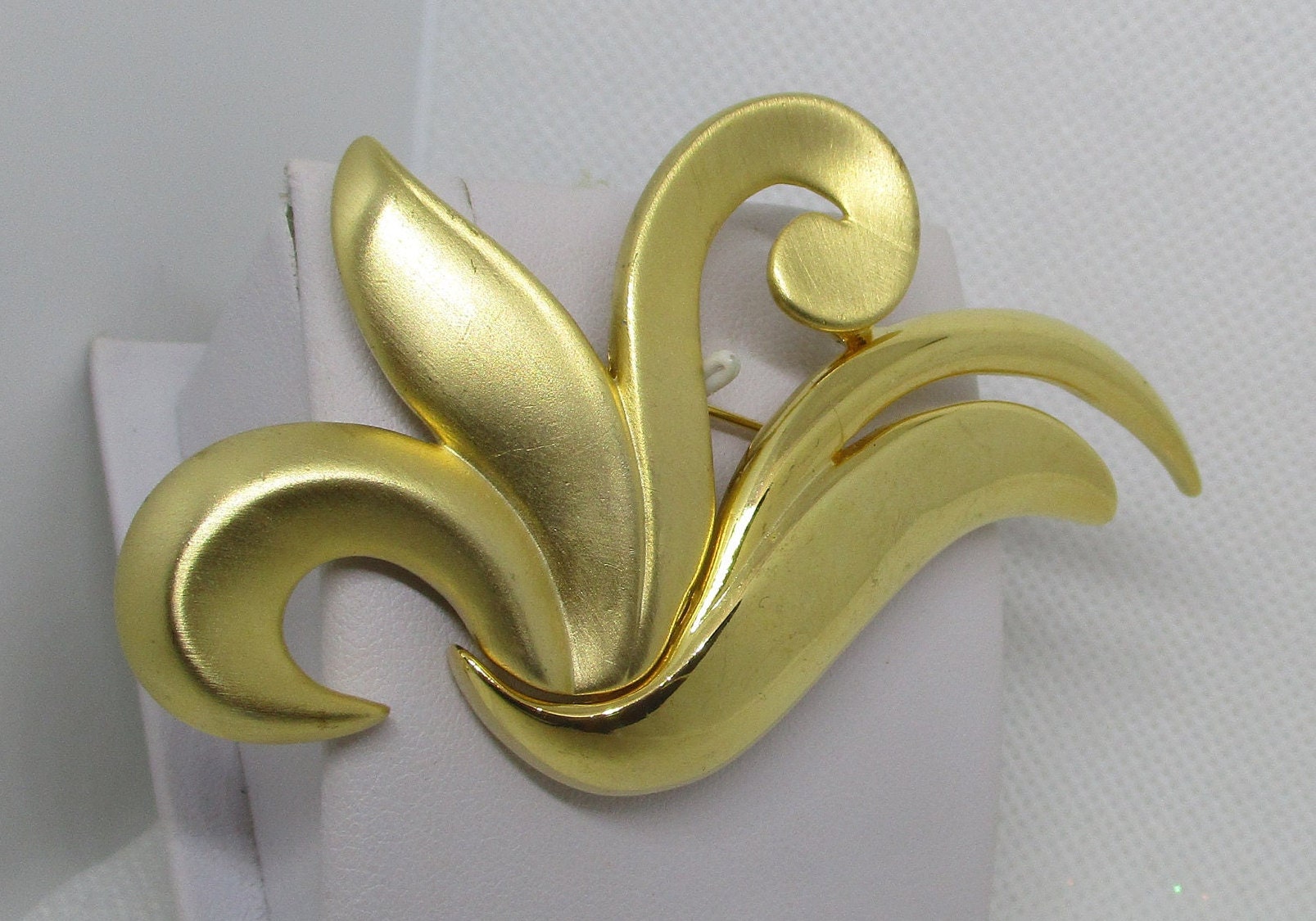 Broche Vintage Ondulée Signée CASUAL CORNER – Métal Or Mat Et Brillant