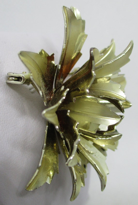NO 3 Gold Tone Flower Brooch Gold Tone Matte Fini… - image 3