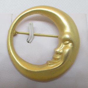 Broche vintage de media luna con acabado mate en metal dorado. Broche de media luna celestial. Broche de media luna en tono dorado. Sin usar.