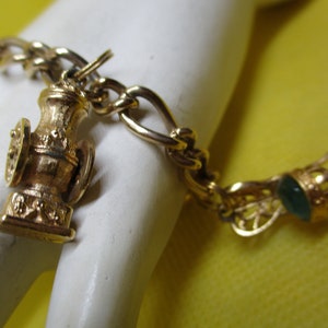 Pulsera con dijes Avon VTG Pulsera con dijes Avon en tono dorado Los dijes incluyen dije de búho Dije de teléfono Dije de silla Dije de molinillo de café Dije de campana de la libertad