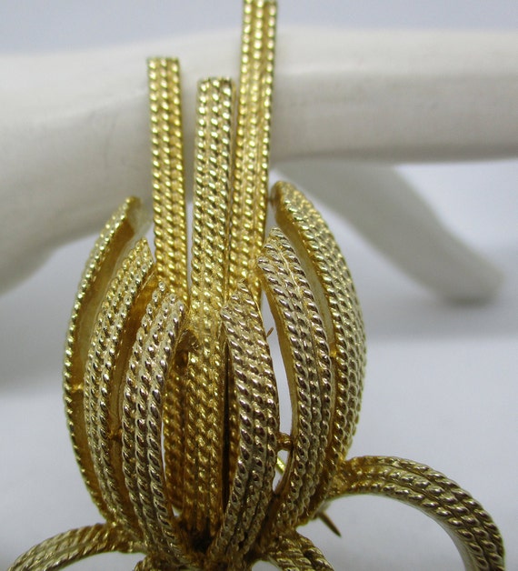 LEDO BROOCH 1963 Textured Rope Design Flower Gold… - image 4