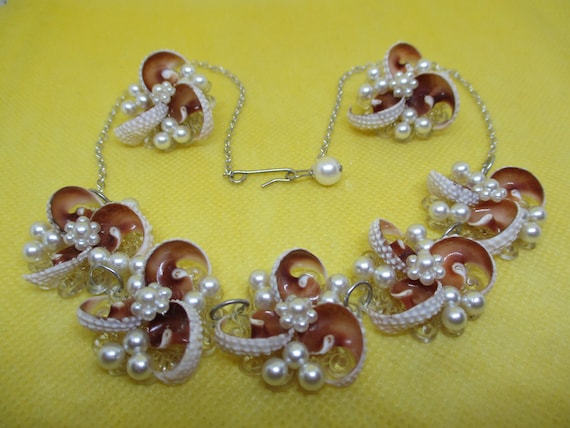 Vintage Seashell Pearl Necklace Earring Set Seash… - image 1