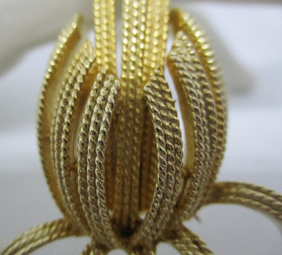 LEDO BROOCH 1963 Textured Rope Design Flower Gold… - image 5