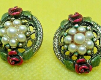 Pendientes de perlas rosas de 1928: Flor de esmalte tono latón envejecido (cierres adicionales)