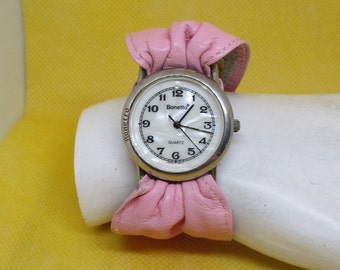 Vintage BONETTO Uhr Runde Silber Ton-Metall-Quarz-Uhr Perlmutt-Gesicht echtes rosa Leder Armband Snaps Japan-Uhrwerk Uhr