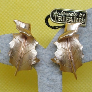 CROWN TRIFARI Leafs GOLD Plated Earrings With Original Tag Trifari Brushed Textured Gold Tone Leaf Design Clip On Earrings Vintage 1960&#39;s