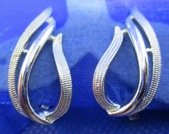 SARAH COVENTRY EARRINGS Silver Tone Textured Swirl Clip On Earrings Sarah Coventry Silver Tone Wings Clip On Earrings 1970s 4 Pair Available